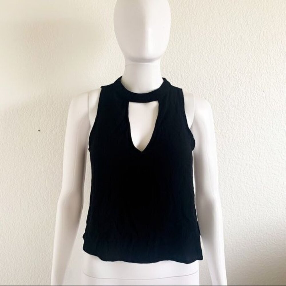 Kendall & Kylie Size Small Black Keyhole Crop Top
